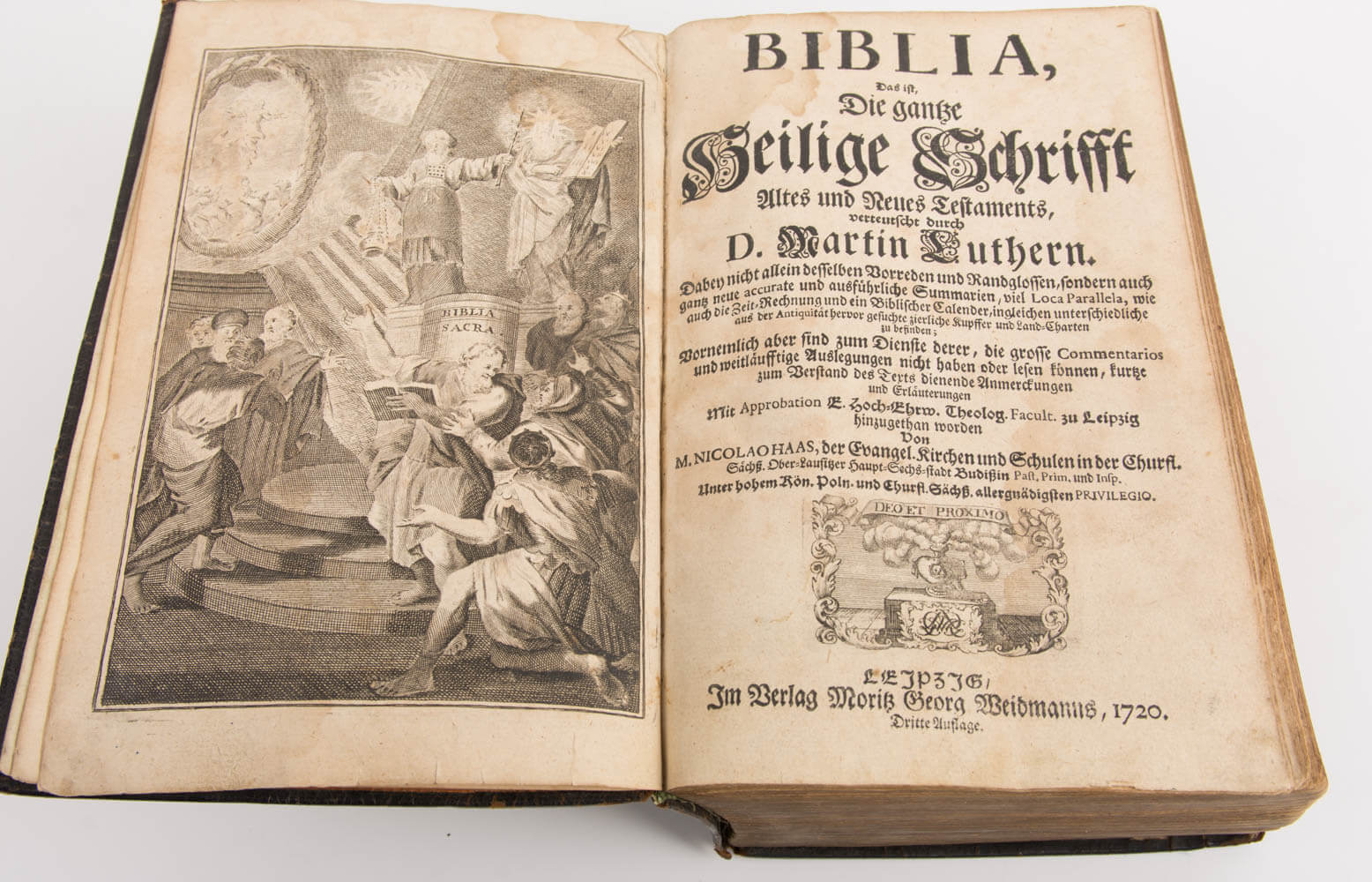  /></a><figcaption>Biblia germanica, Leipzig, 1720. Sehr gut erhaltenes Titelblatt. </figcaption></figure><p><strong>Wie hoch ist der Wert einer alten Bibel?</strong></p><p>Der Wert alter Bibeln schwankt je nach Alter und Eigenschaften sehr stark. Natürlich gilt: Je älter die Bibel, desto höher der Preis – Bibeln aus dem 17. oder sogar 16. Jahrhundert sind deutlich seltener und somit wertvoller als spätere Exemplare. Wichtigster Anhaltspunkt ist das Titelblatt, auf dem Bibelausgabe, Jahr, Verlagsort und Bezüge vermerkt sind. </p><p>Auch Künstlerbibeln, besondere Illustrationen, Erstausgaben oder seltene Bibeln können höhere Preise erzielen. Katholische Bibeln sind im Allgemeinen seltener als protestantische Bibeln. </p><p></p><figure ><img class=
