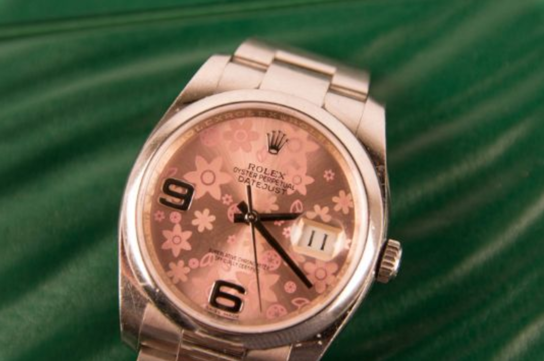 Rolex datejust in 36mm mit pinkem floralen Zifferblatt.